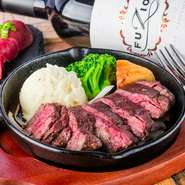 焼肉店出身の料理長が厳選した牛肉を仕入れ。「焼く」「蒸す」の二段階調理された赤身肉は柔らかく、旨味と風味が際立つ仕上がりです。部位ごとに異なる肉質に合った調理法で、肉本来の味わいが引き出されています。