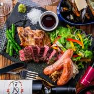 牛ハラミ、鶏もも肉、豚肉100％の粗挽きソーセージor豚肉が一皿に。オーブンでじっくりと焼き上げられた肉は、肉汁が閉じ込められたジューシーな仕上がり。季節の野菜も添えられて、見た目も鮮やかな一皿です。