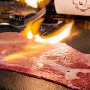 テーブルに運ばれるロース肉は大きなサイズのまま。最後の仕上げにバーナーで炙り、香ばしさをプラス。口いっぱいに脂と赤身の絶妙なバランスが広がります。ダイナミックな演出が、食事に彩りを添える逸品です。