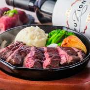 肉本来の旨味や風味を楽しめる赤身肉のハラミ。「焼く」ことでジューシーに、「蒸す」ことで柔らかい食感に仕上げられています。二段階調理により味わいが凝縮された赤身肉を堪能できるメニューです。