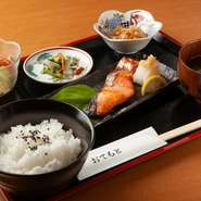 汁物、小鉢、サラダ、おしんこ付き