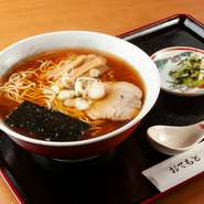昔ながらの懐かしの味。細麺に良く絡む和風だしが味の決め手です。具材も定番のチャーシュー、メンマ、ねぎ、海苔というシンプルな仕上がりだからこそ、出汁と麺の旨みを存分に堪能できます。