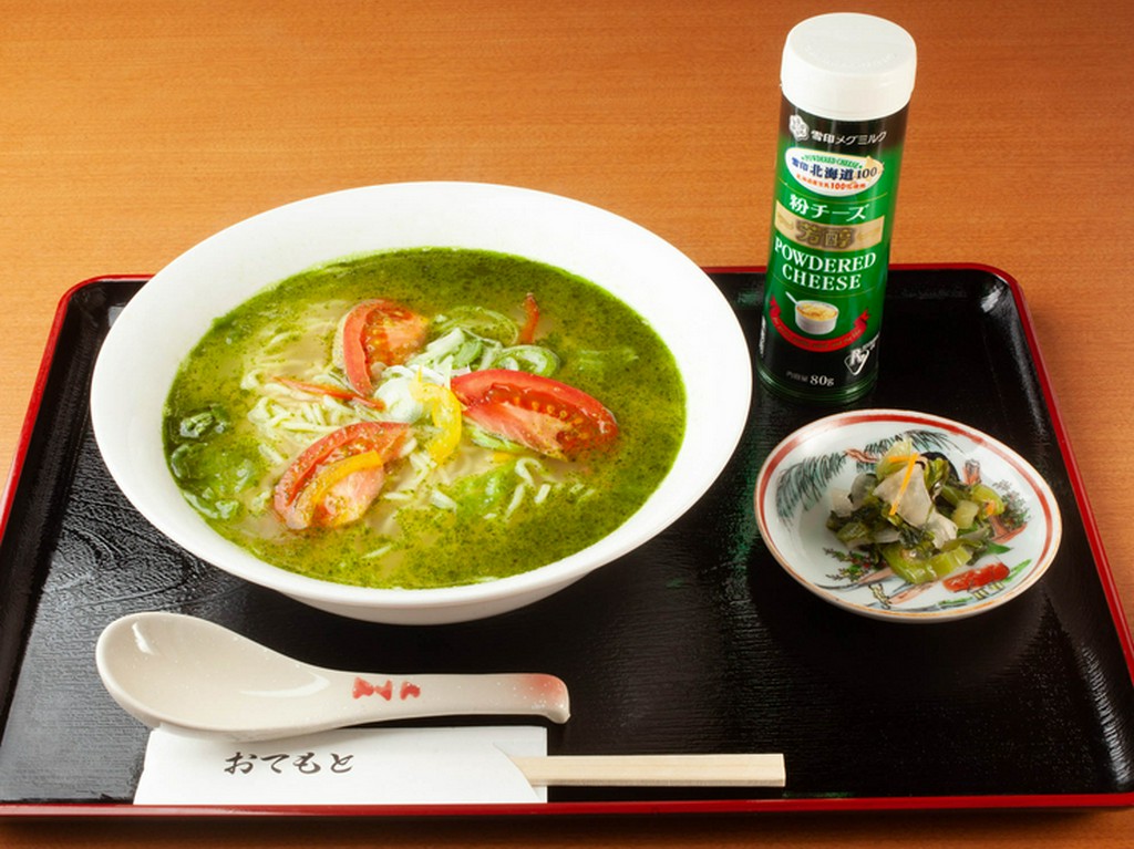 和風だしとイタリアンな味付けが融合した、新スタイルの『バジルトマトラーメン』