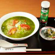 自慢の和風だしにバジルを加え、トマトやパプリカをトッピングしたイタリアンな一品。お好みで粉チーズをたっぷりとかけても。懐かしさと新しさが融合した、一風変わったオリジナルメニューです。