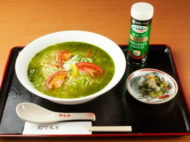 和風だしとイタリアンな味付けが融合した、新スタイルの『バジルトマトラーメン』