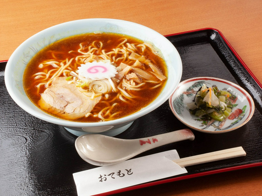 柔らかく煮込んだチキンが食欲をそそる、和風カレースープがおいしい『カレーラーメン』