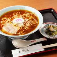自慢の和風だしにカレーを合わせて仕上げた、まさにカレーうどんのラーメン版。ありそうでなかった組み合わせが魅力です。じっくりと煮込んだチキンは柔らかく、よく味が滲みこんでいます。