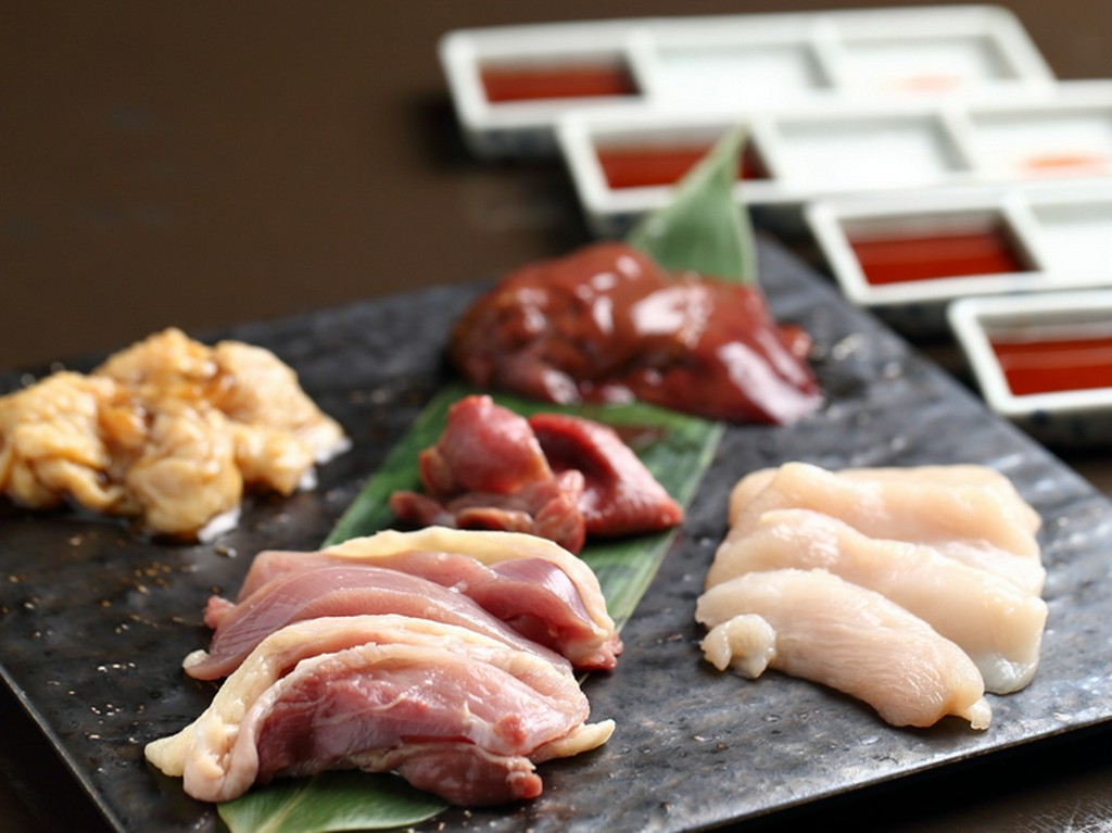 部位ごとに違う様々な食感や旨みを存分に味わえる『鶏焼き肉 盛り合わせ』