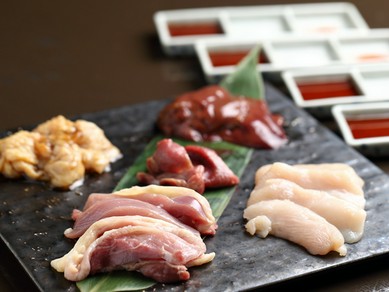 部位ごとに違う様々な食感や旨みを存分に味わえる『鶏焼き肉 盛り合わせ』