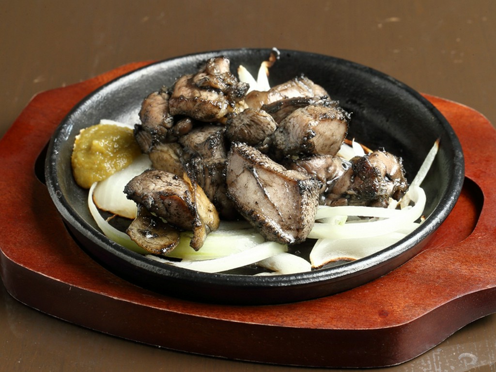 独特の炭の香りと、親鳥ならではの食感や旨みが堪能できる『知覧どりの炭火焼き もも』