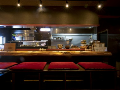 駅から3分。重厚な雰囲気ながら気軽に楽しめるお店です