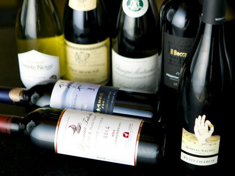 地元上山の地ワインと世界のワインが豊富に揃う