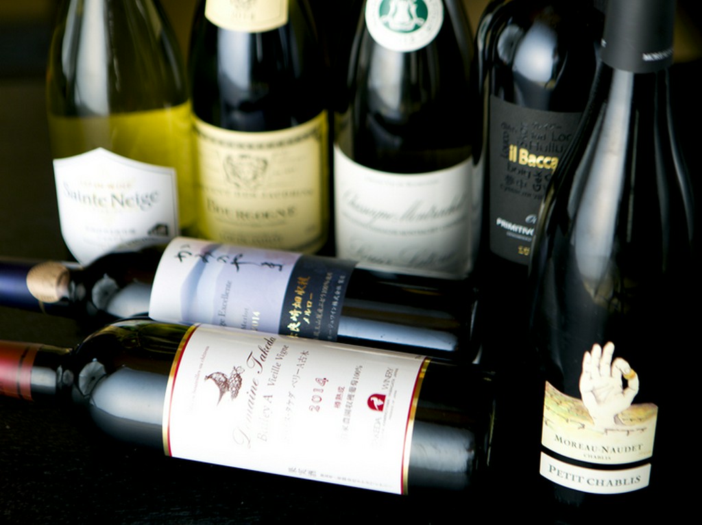 地元上山の地ワインと世界のワインが豊富に揃う