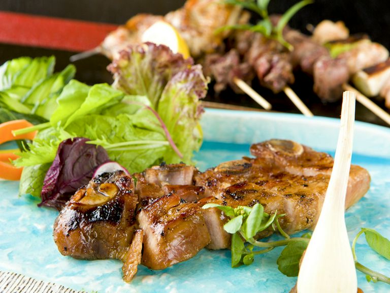 香ばしい香りが食欲をそそる『国産豚スペアリブ野菜添え』