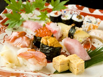 鮨を握って50年のベテラン職人が握る味の宝石箱『鮨』