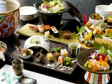 全国の旬の食材を贅沢に盛り込んだ『コース料理』