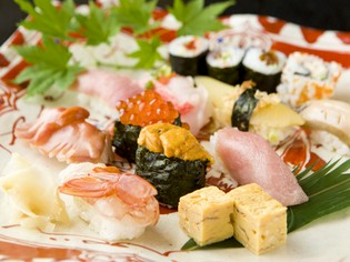 北海道から沖縄まで全国の旬の魚を複数店から仕入れ
