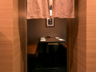 大切な接待や会食に。ゆっくりと会話を楽しめる半個室