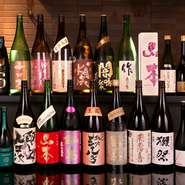 料理に合わせ、全国各地から選りすぐりの日本酒が20種ほどメニューに並びます。「新政」「風の森」など人気の日本酒をはじめ、めずらしい銘柄も。メニューにはない隠し銘柄を常備しているので、尋ねてみてはいかが。
