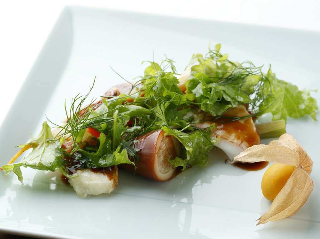 イカの旨みがモチモチごはんにしみ込んだお薦めの一品『山口県白イカのいかめし　いろいろハーブをのせて』