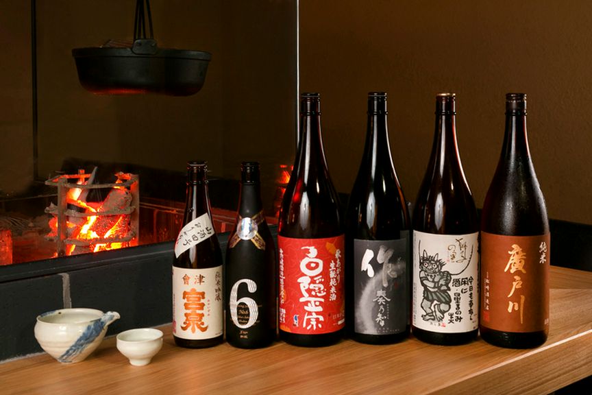 日本各地から揃えられた日本酒、豊富なラインナップ