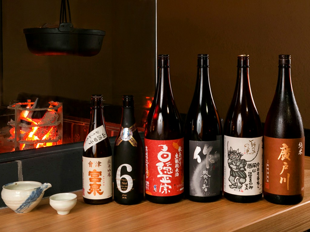 日本各地から揃えられた日本酒、豊富なラインナップ