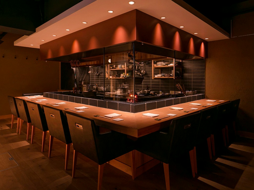 スタッフとの会話を楽しめるカウンターは、お一人様の特等席