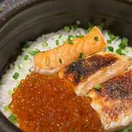 土鍋は温度上昇がゆるやかなため、お米の甘みや旨みをグッと引き出します。
蓋を開けた時の湯気の香りがたまらないホクホク土鍋ご飯をお召し上がりください。