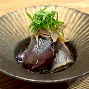 じっくり揚げた茄子に、やさしい出汁がじゅわっと染み込んだ揚げ浸し。
冷たくしても、温かくしても美味しい、人気のひと品です