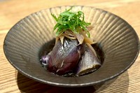 じっくり揚げた茄子に、やさしい出汁がじゅわっと染み込んだ揚げ浸し。
冷たくしても、温かくしても美味しい、人気のひと品です