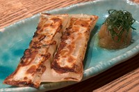 ジューシーな豚肉に、キャベツと白菜の甘みをたっぷり包み込んだ「棒餃子」。
添えたのは、おろしポン酢と大葉。
爽やかな香りがふっと鼻を抜けて、重たくなりがちな季節にも、さっぱりと召し上がっていただけます。
