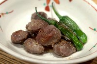 香ばしく鉄板で焼き上げた砂肝は、ほどよい弾力とジューシーさが魅力。
香り高いニンニクに思わずお酒が進む味わいです！