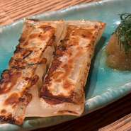 ジューシーな豚肉に、キャベツと白菜の甘みをたっぷり包み込んだ「棒餃子」。
添えたのは、おろしポン酢と大葉。
爽やかな香りがふっと鼻を抜けて、重たくなりがちな季節にも、さっぱりと召し上がっていただけます。