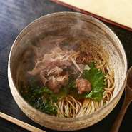 白金時代からお客様に愛され続けているお料理の一つ。
木下オーナーシェフが和食店をオープンする際に誰でも食べれて、食事後でも軽く食べれるものは何かと考えた「特別なラーメン」です。