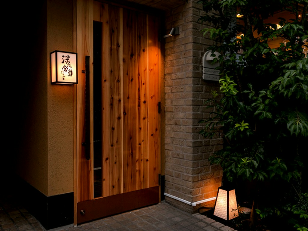 隠れ家的な佇まいの入口