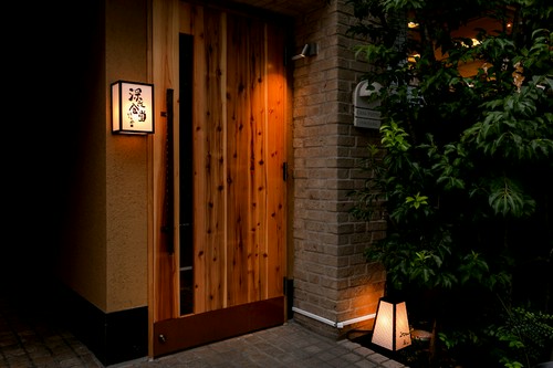 隠れ家的な佇まいの入口