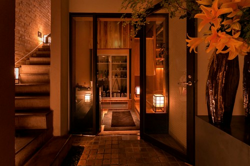 美食への期待が高まる、モダンなエントランス