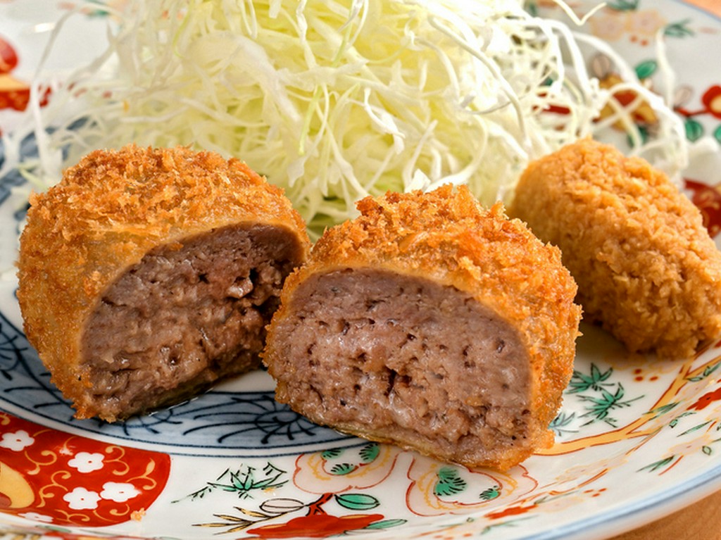 牛肉100％でつくる店自慢の『メンチかつ　西洋わさびソース』