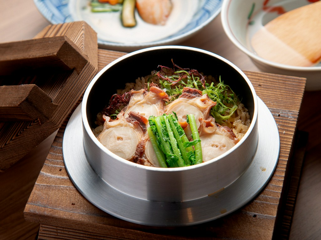 柔らかく深みがある味わいの『タコの釜飯』