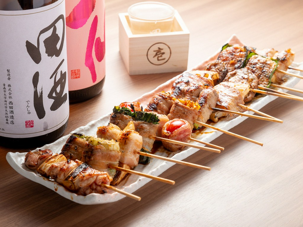 豚のバラ肉を巻いて焼き上げた名物料理『肉巻き串』各種