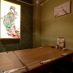 弘前ねぷたをほうふつとさせる店内