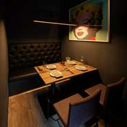 2名様からご予約OK‼　3席の個室は最大8枚様迄!!
シックでクラシカルな雰囲気のある個室は様々なシーンでお使いいただけます。