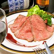 料理長が厳選して仕入れている、黒毛和牛のモモのブロック肉を燻製し、ローストビーフに仕上げた一品。肉を噛みしめると、スモーキーな香りがふんわりと香ります。赤ワインを使った自家製ソースとの相性も抜群。