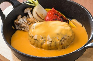 こだわりのブレンドチップでスモーク『自家製 燻製ハンバーグ』