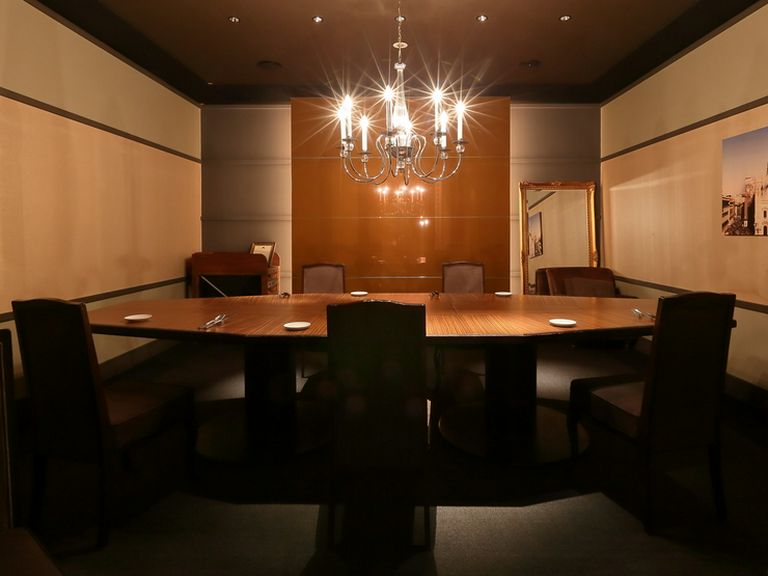 プライベートにお食事を。1日1組限定のVIPルームを用意