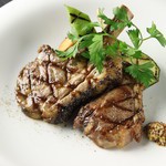 ヘルシーで栄養価の高い仔羊はハーブで香りづけをしてグリルします。ワインにぴったりの一品です。