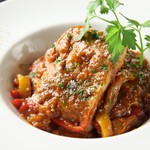白ワインとトマトで煮込んだ食べ応えのある一品。穏やかな酸味とコクのある自慢のトマトソースで人気の一品です。