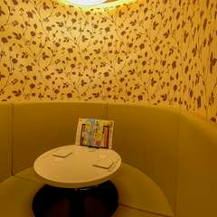 個室でふたりきり、贅沢なひととき