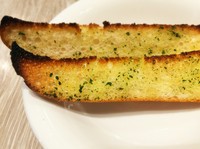 見た目以上に驚き？！そのガーリックトーストの体感せよ！