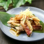 油ののった鰤にシチリア海塩をふって豪快に炙り、香ばしい塩たたきに。金胡麻をすり、醤油と大葉、生姜で和えたお酒の進む逸品です。